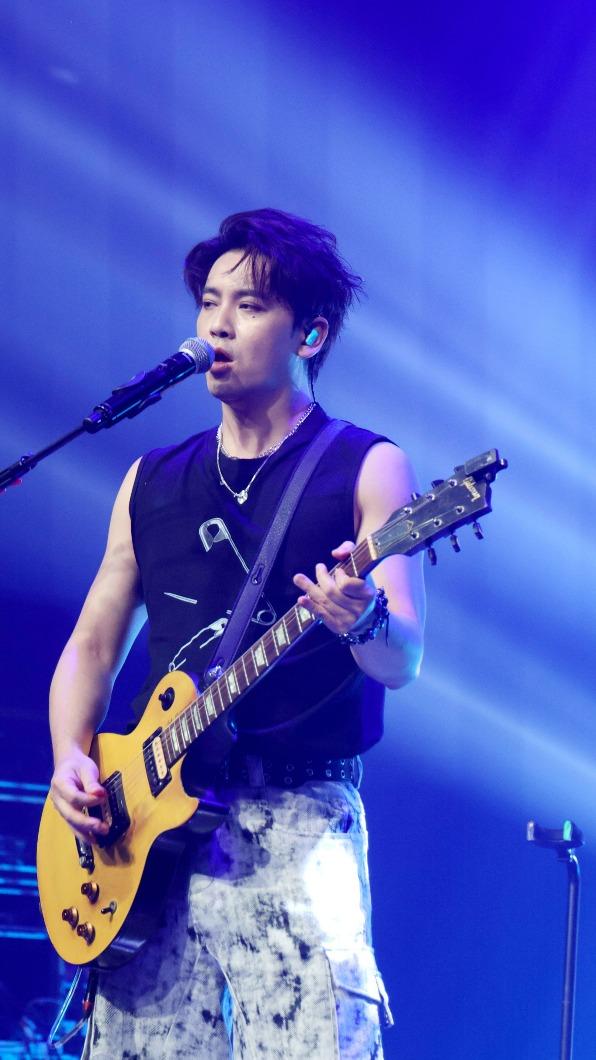 陳德修遇到熱情女粉送上結婚證書。（圖／陳德修工作室提供）