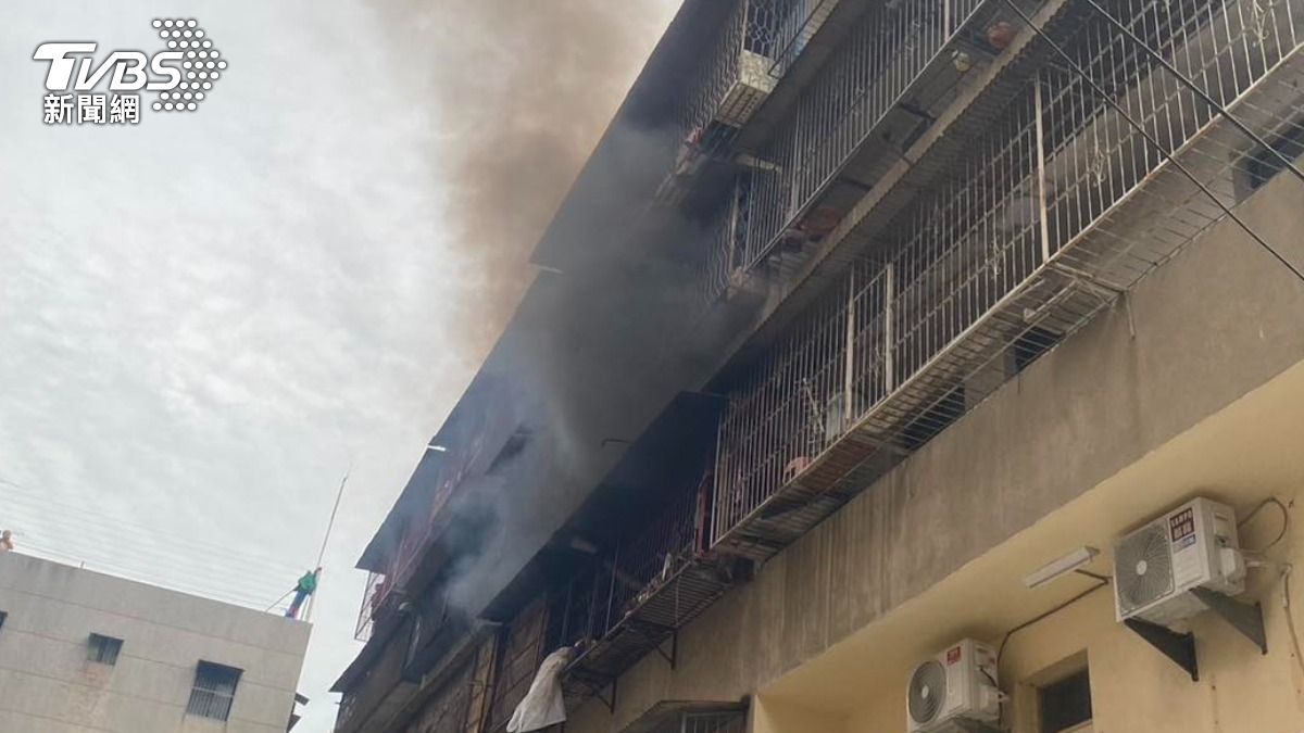 嘉義市上午驚傳民宅火警，一名男子重度灼傷從五樓墜下砸毀休旅車。（圖／TVBS）