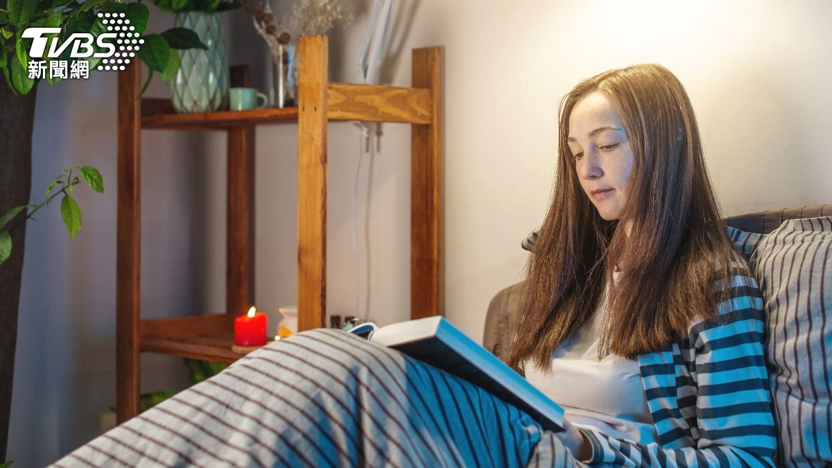 心理師指出對於失眠，睡前閱讀會比熱牛奶還要有效。（示意圖／shutterstock達志影像）