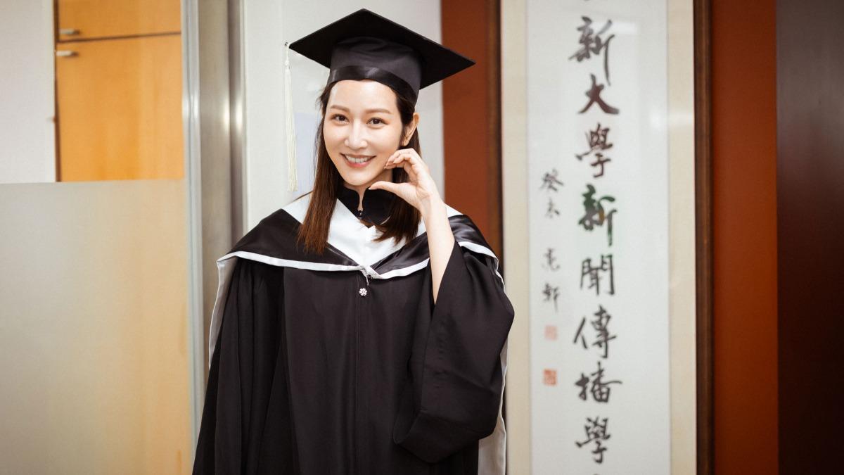曾莞婷從世新大學上海學院傳播管理學系碩士班畢業了。（圖／世新大學提供）