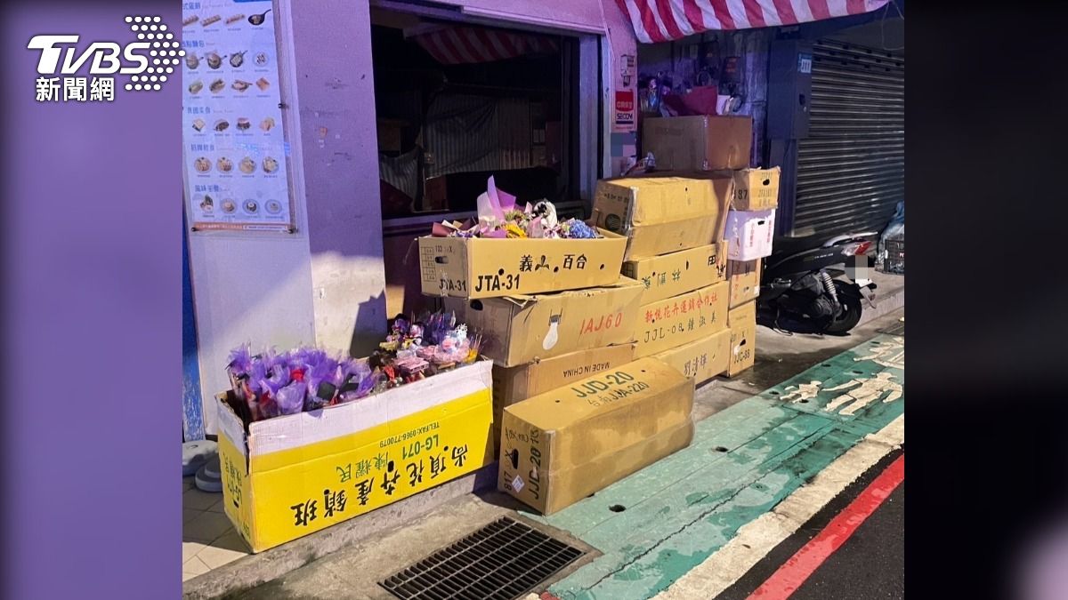 業者欲販售的畢業花束擺在人行道上。（圖／TVBS）