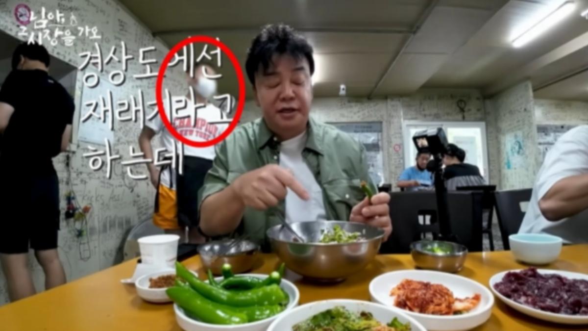 密陽案主嫌的身影，出現在韓國名廚白種元YT影片中。（圖／翻攝自NEWS1）