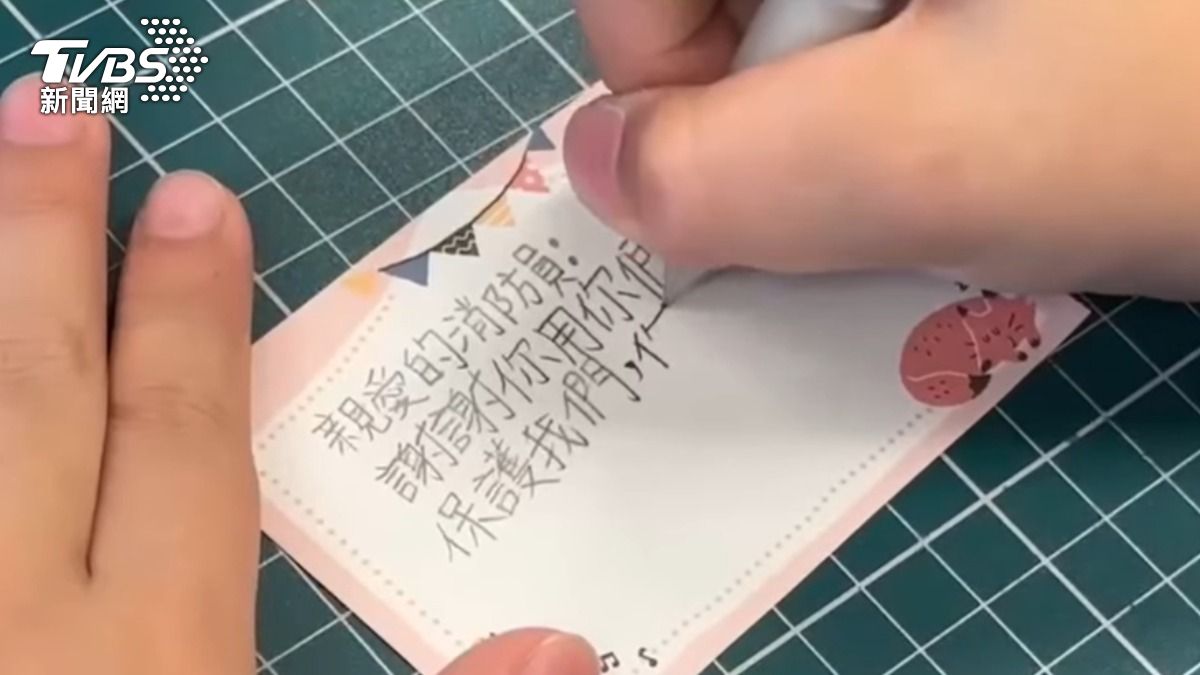 國小童手寫卡片哀悼殉職的新竹2勇消。（圖／TVBS）