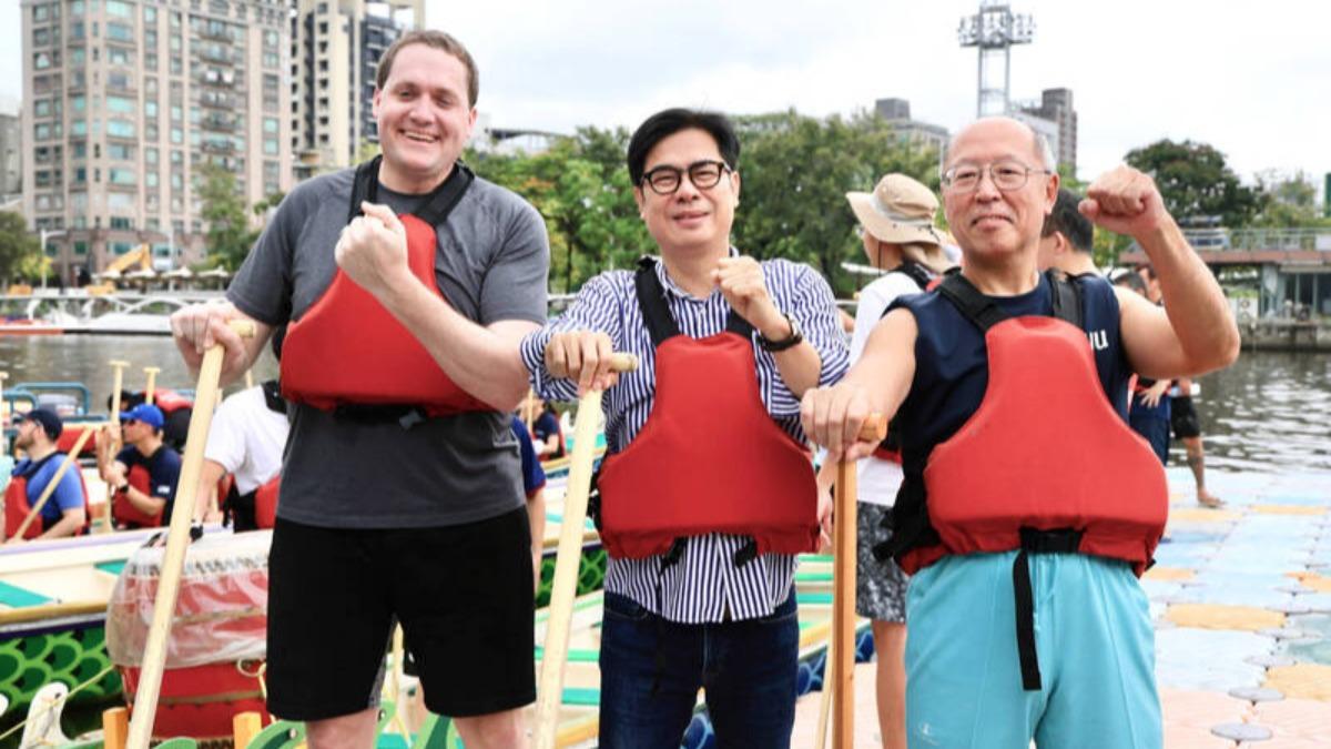 Rain doesn’t dampen spirits at dragon boat session (Courtesy of Kaohsiung City Government) Teams from US, Japan join Kaohsiung for dragon boat practice