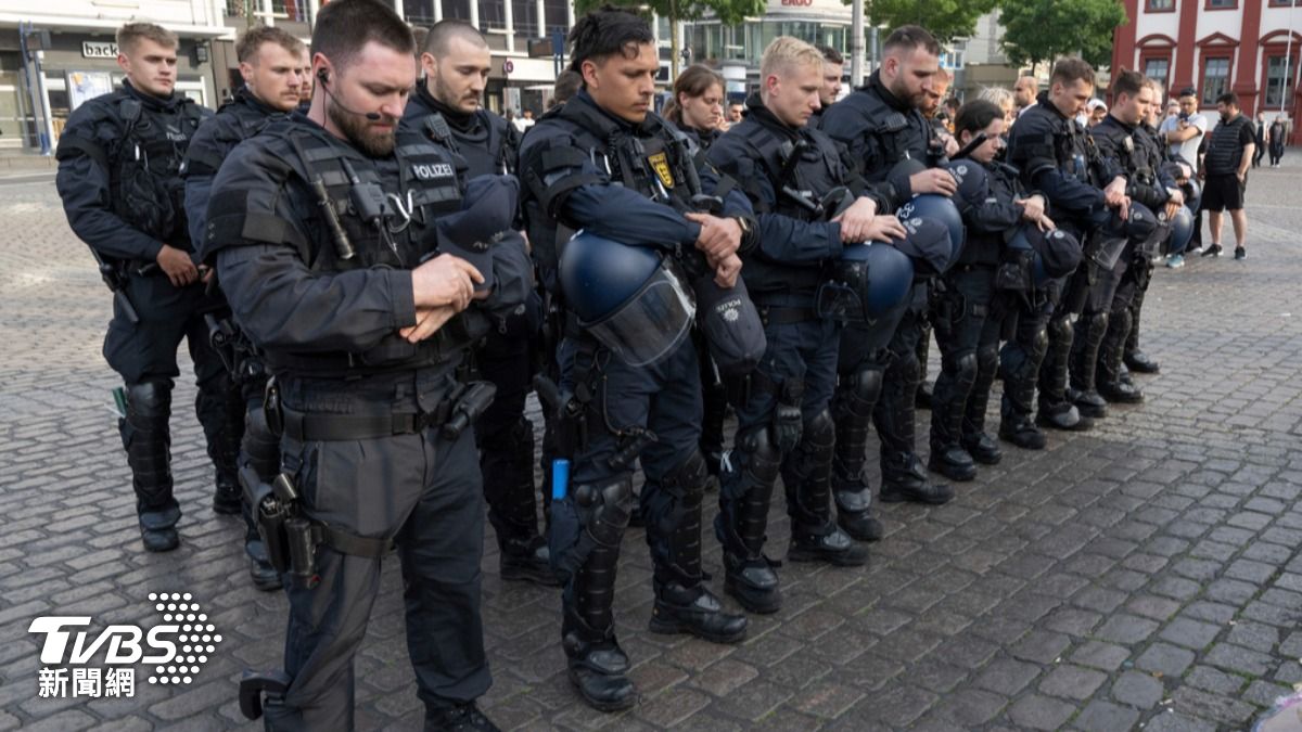 德國曼海姆警察集體默哀，悼念維安殉職的29歲警官。（圖／達志影像美聯社）
