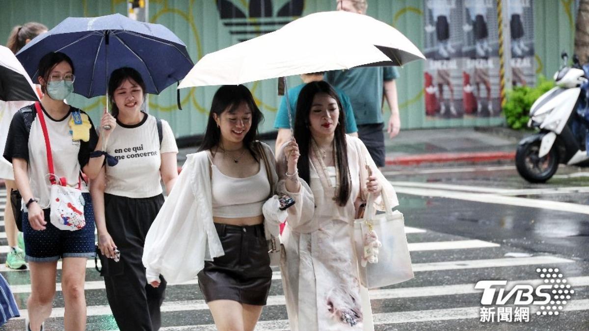 台灣夏季悶熱潮濕，專家示警應小心「夏季雨季中暑」。（示意圖／TVBS）