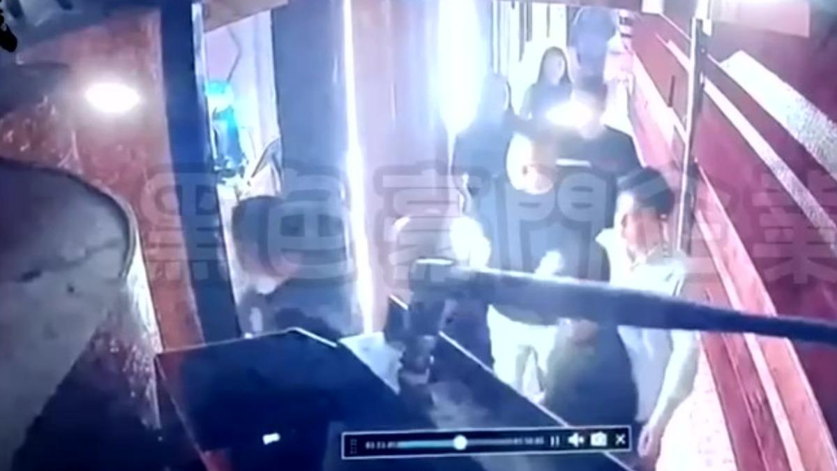 酒店發現員工被砍後大批圍事湧入包廂揍人。(圖/翻攝黑豪家族)