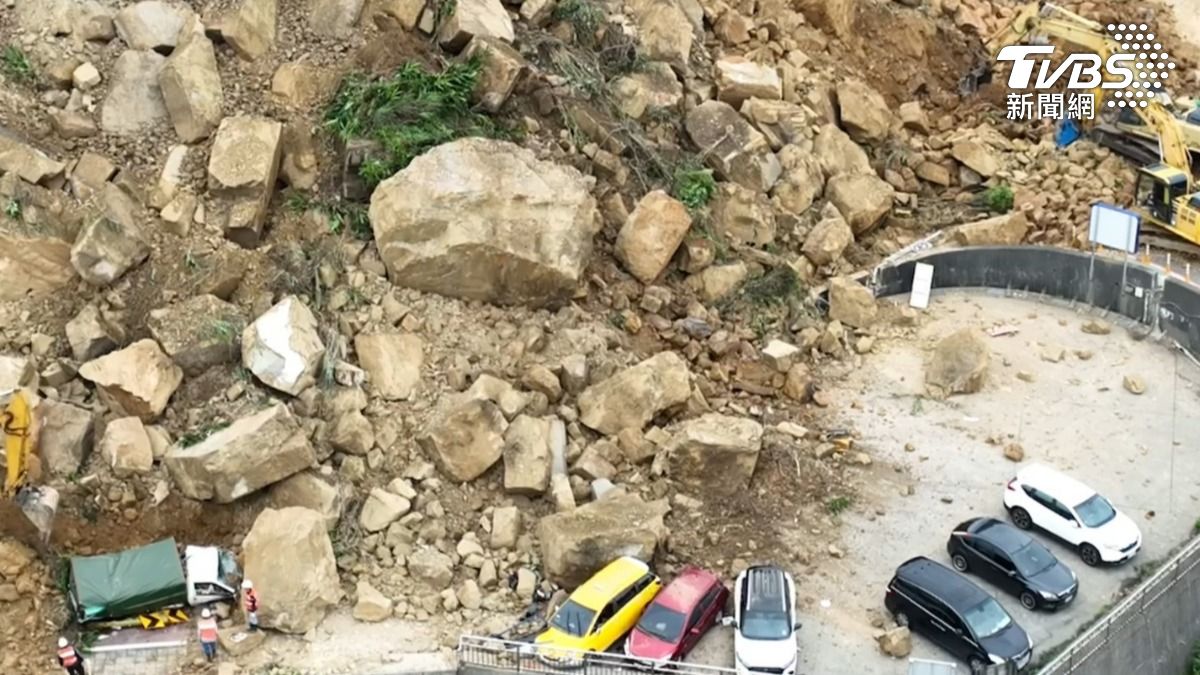 大規模走山，造成4人受傷；9汽車、1機車被土石掩埋。（圖／TVBS）