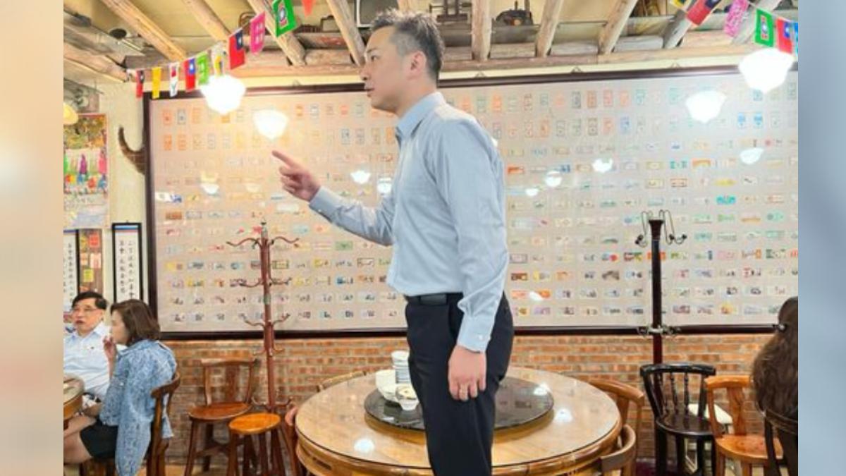 主播王軍凱前往餐廳打卡，模仿黃仁勳。（圖／翻攝自王軍凱臉書）