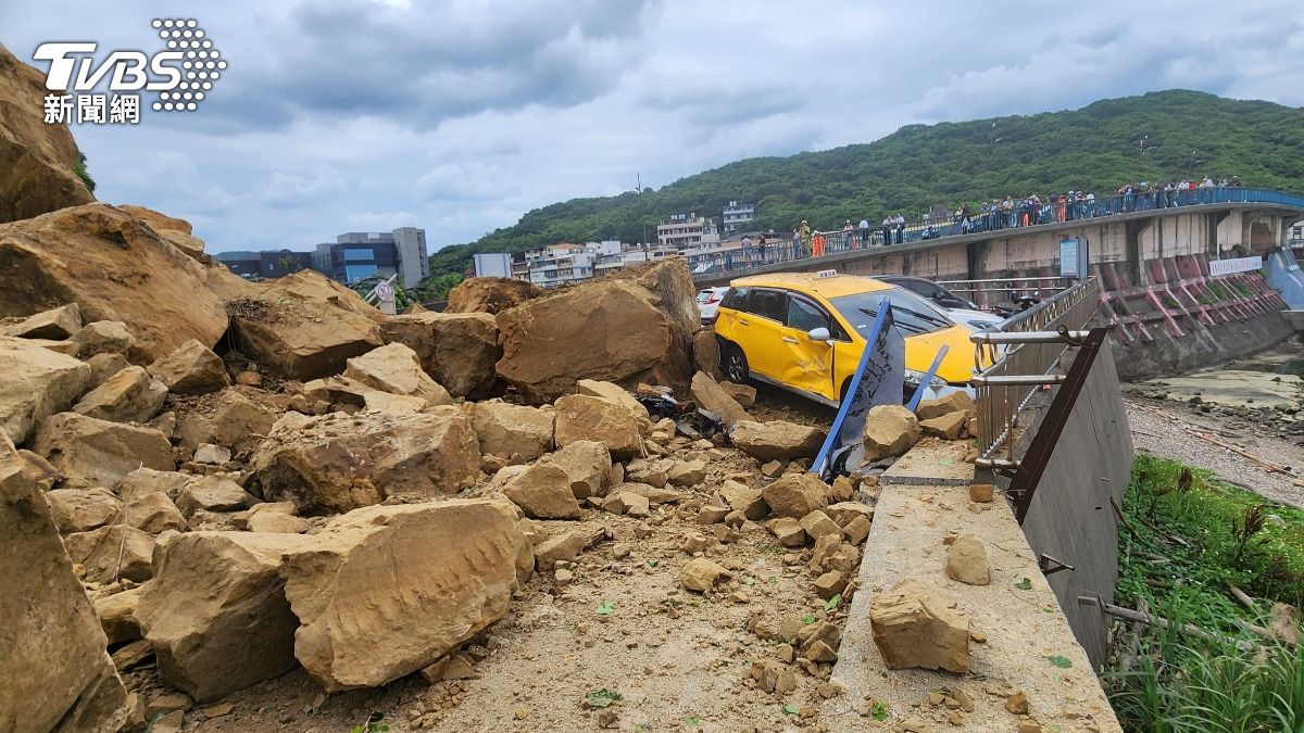 Landslide in Keelung injures two, traps vehicles (TVBS News) Landslide in Keelung injures two, traps vehicles