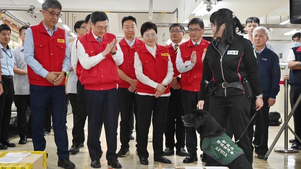 行政院長卓榮泰今（4日）前往台北郵件處理中心視察國際郵包檢疫作業。（圖/政院提供）