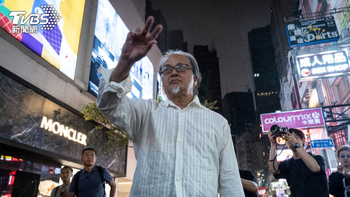 香港行為藝術家三木在銅鑼灣街道上，比劃出「祭酒」、「舉杯」、「8964」等象徵六四事件的手勢。（圖／達志影像美聯社）