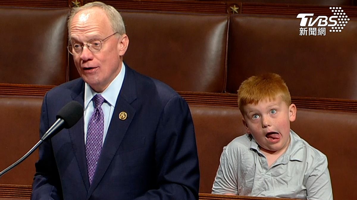 美國共和黨眾議員約翰·羅斯在台上嚴肅的發表演說，台下的兒子卻瘋狂地對著鏡頭扮鬼臉，搶走全場目光。（圖／達志影像美聯社）