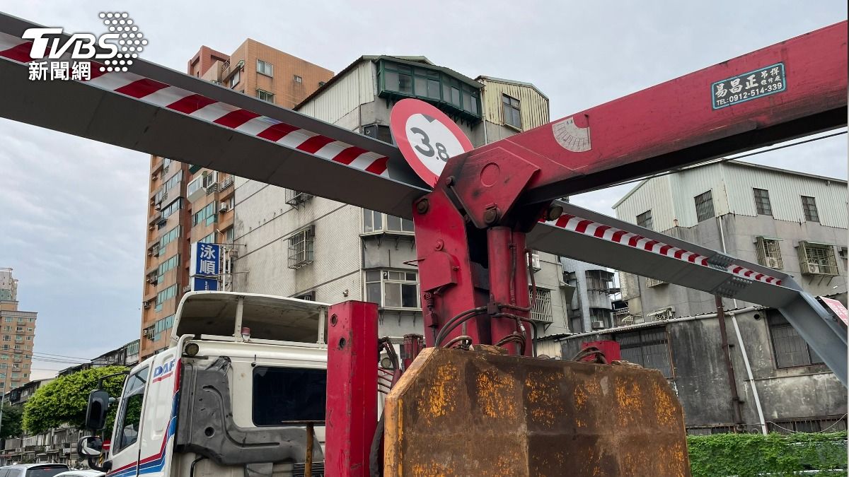 吊車撞歪限高桿。（圖／TVBS）