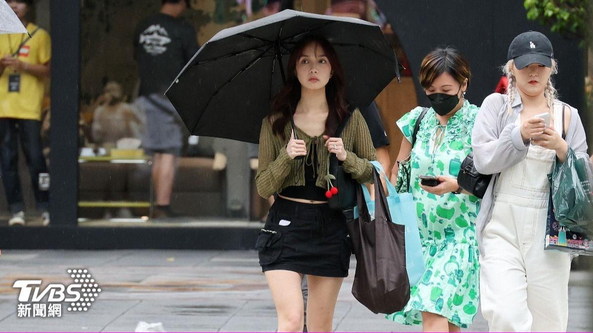 Cloudy skies, scattered showers expected across Taiwan today (TVBS News) Cloudy skies, scattered showers expected across Taiwan today