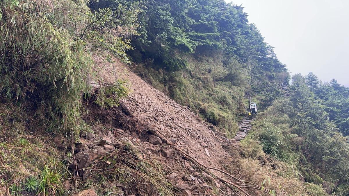 玉山主峰線步道4.9公里處坍方。（圖／翻攝自玉山國家公園臉書）