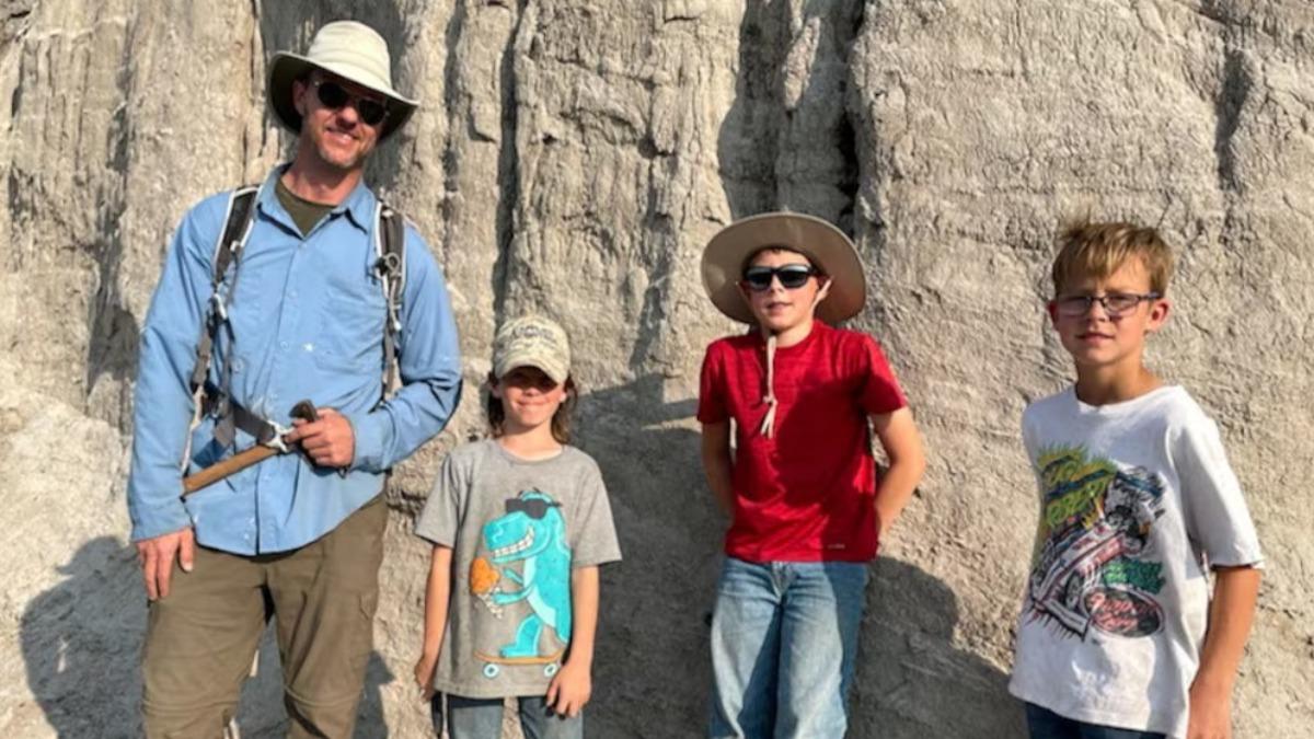 美國有3名年僅7到10歲的兄弟先前來到北達科他州進行荒地探險時，意外發現恐龍化石。（圖／翻攝自X@NEstrellaTv）