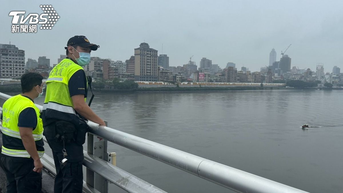 警消人員在橋上橋下同步搜尋落水者下落。（圖／TVBS）