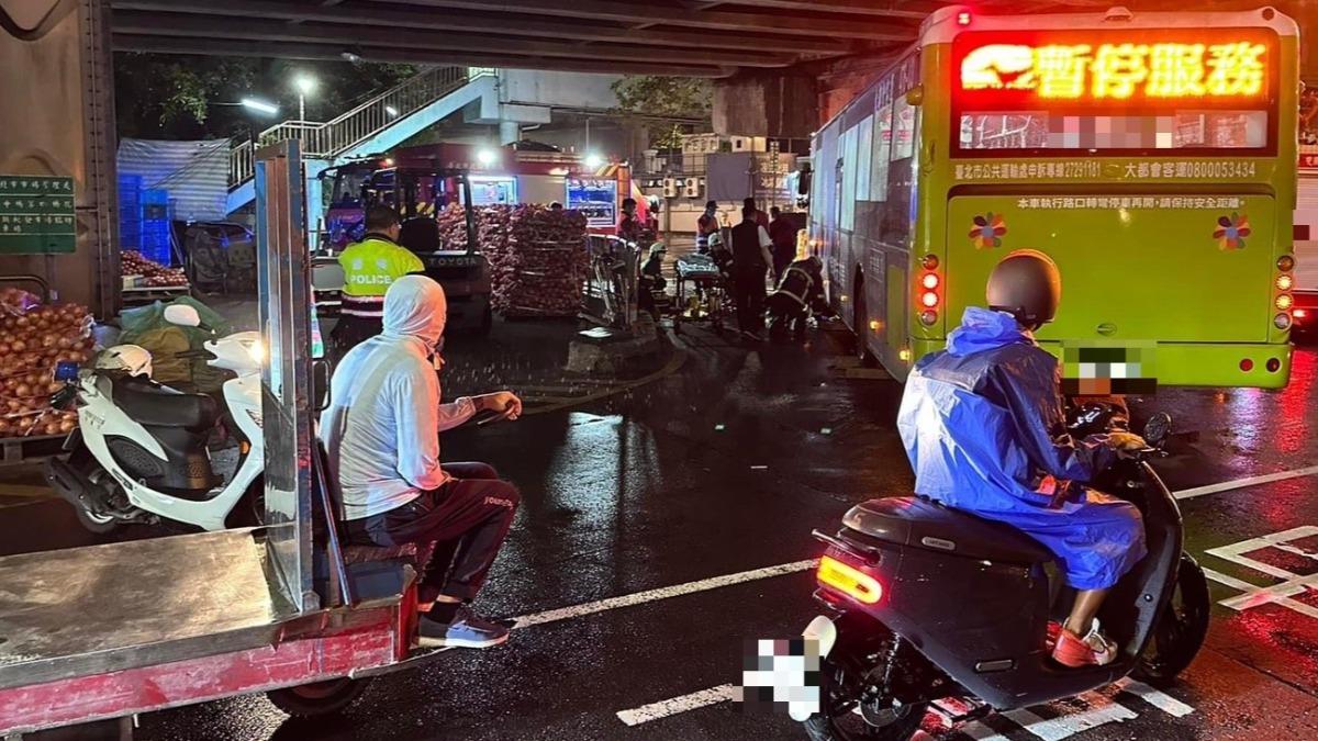 有一名老婦今（5）日晚間騎車經過萬華華中橋時，離奇被捲入公車車底。（圖／翻攝自記者爆料網）