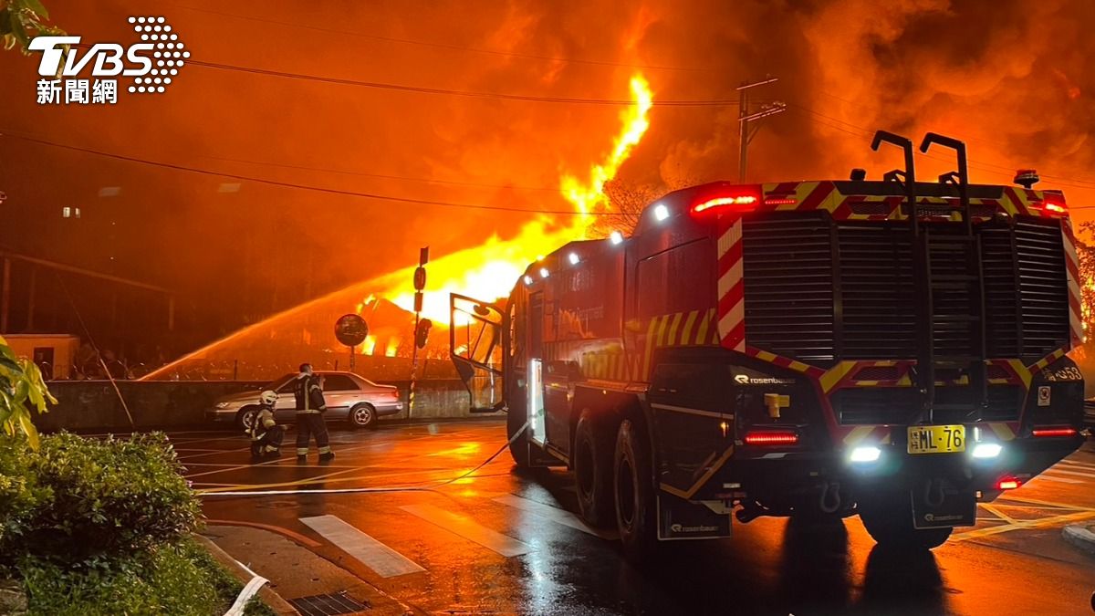 楊梅幼獅工業區深夜大火，警消出動「美洲豹」救援。（圖／TVBS）