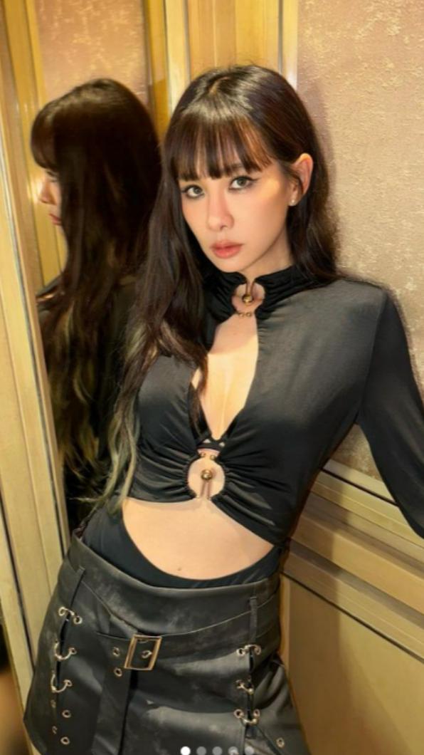 安心亞衣服設計很性感。(圖/翻攝自安心亞IG)