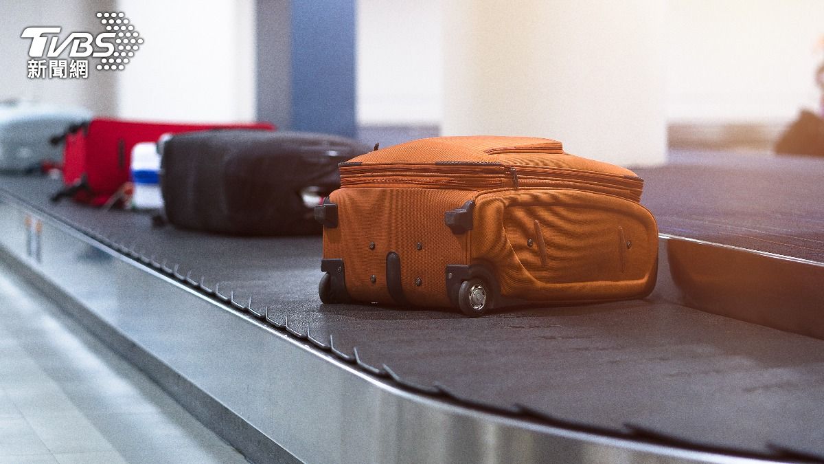 有些人為了在機場托運方便領取行李，會加上裝飾品。（示意圖／shutterstock 達志影像）