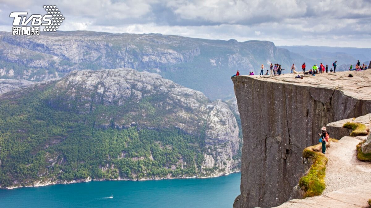 挪威著名觀光景點「聖壇岩」驚傳男遊客墜崖慘死的事件。（圖／達志影像美聯社）