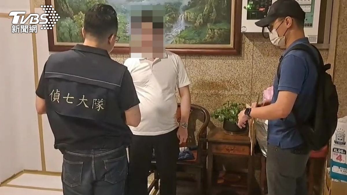 警方查獲李姓男子假冒政要、醫師，全案依法送辦。（圖／TVBS）