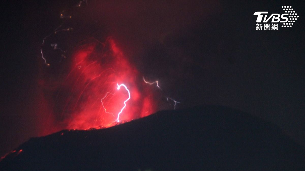 印尼伊布火山於當地時間6日，竟在一天內連續爆發3次。（圖／達志影像美聯社）