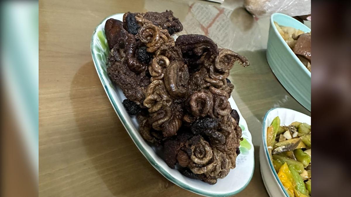 有女網友分享了台南在地美食「虱目魚腸」，詭異的外型引來網友熱議。（圖／翻攝自爆廢1公社）
