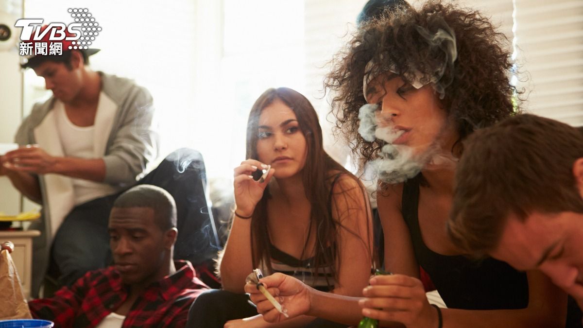 美國賓州一所中學竟傳有學生群聚吸食毒品、大麻食品和電子菸等違禁品。（示意圖／達志影像Shutterstock）