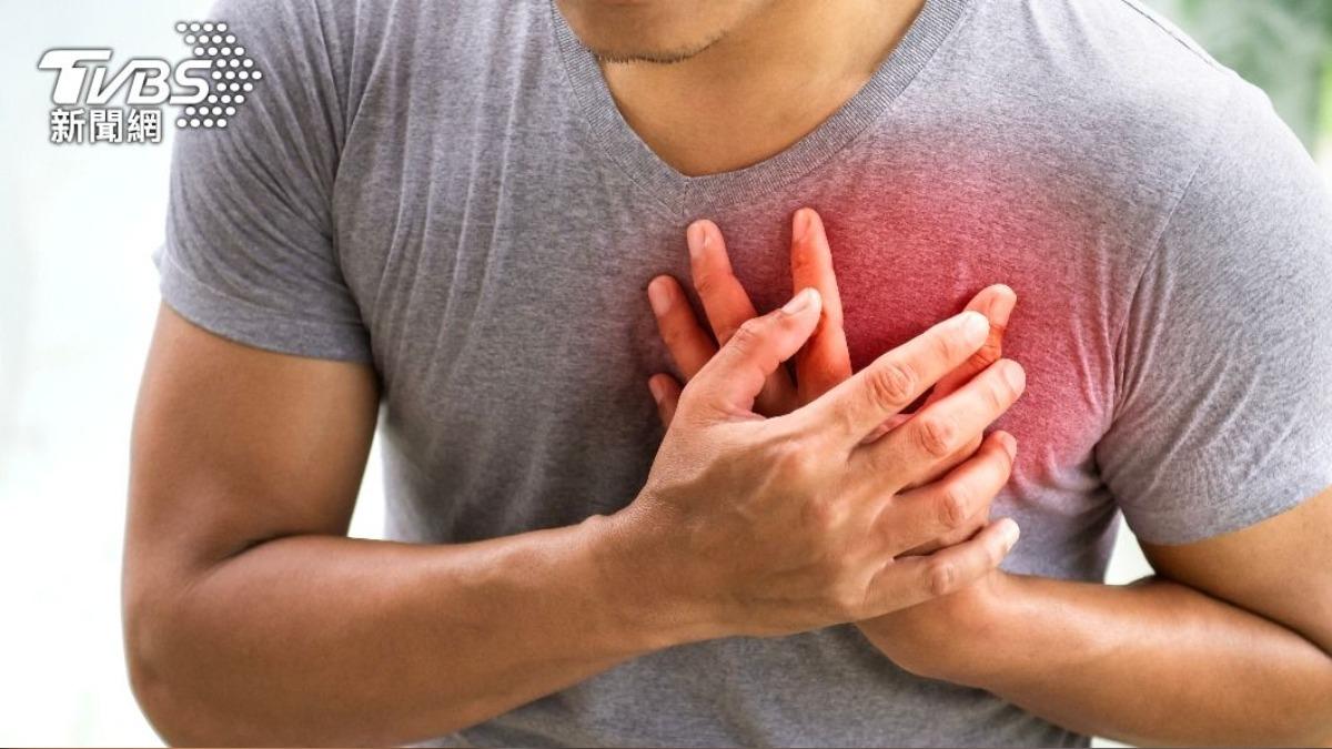 1名男子就醫發現心臟有很多血栓，致病原因與上班久坐有關。（示意圖，非當事人／shutterstock達志影像）