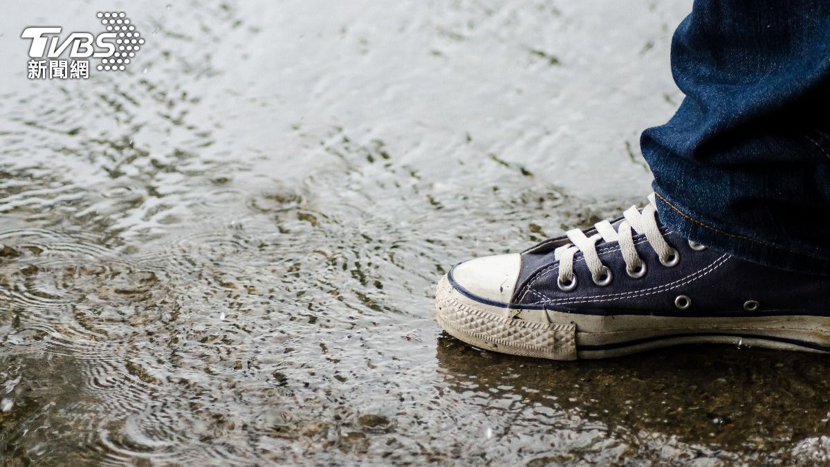 下雨天鞋子濕掉怎麼辦？達人教3招速乾不發臭。（示意圖／Shutterstock達志影像）