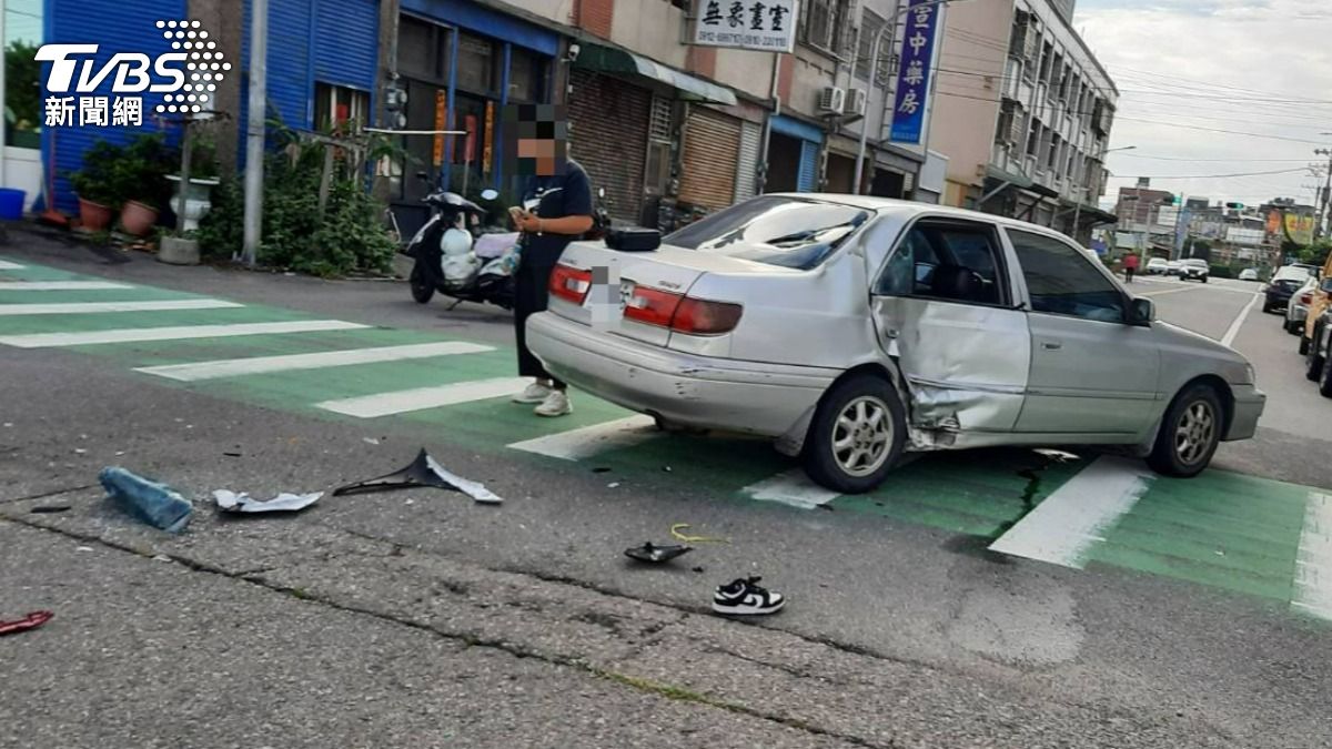 汽、機車發生碰撞。（圖／TVBS）