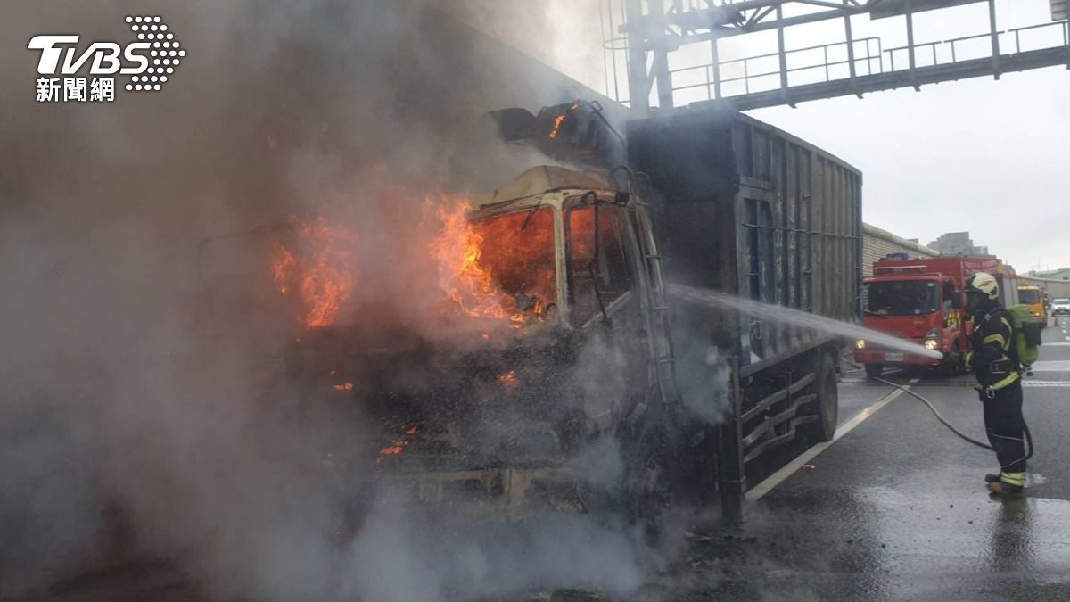 國2桃園段貨車燃燒，車頭全毀。（圖／TVBS）
