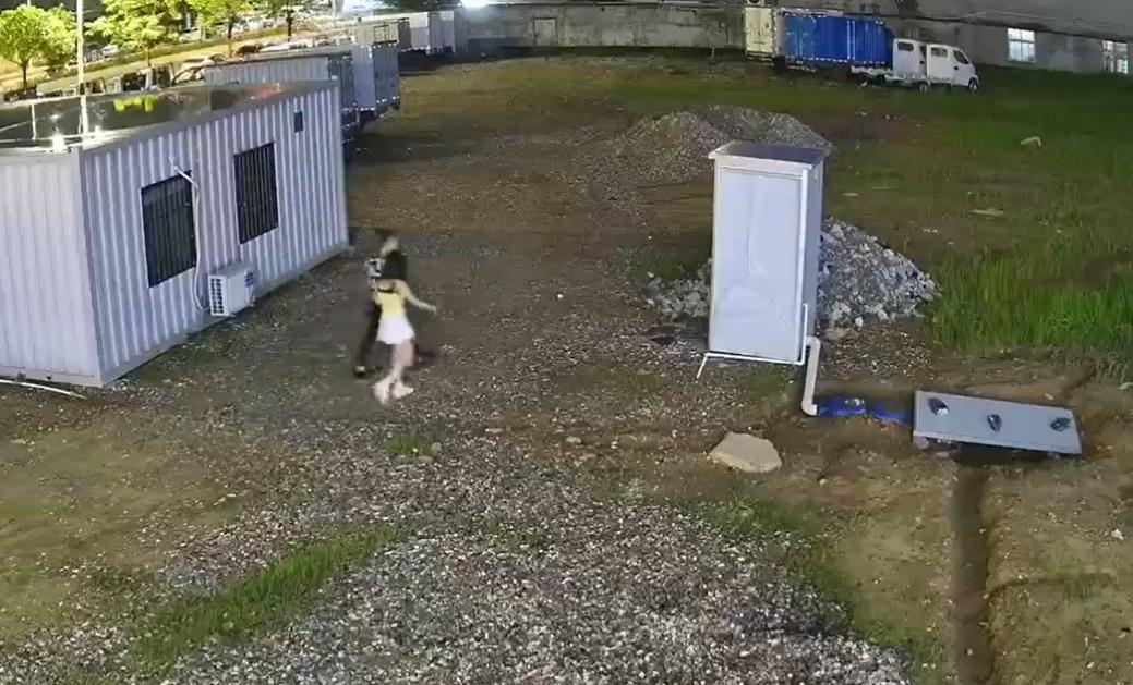 男女牽手歡快地走到公廁壞壞。（圖／翻攝自推特）