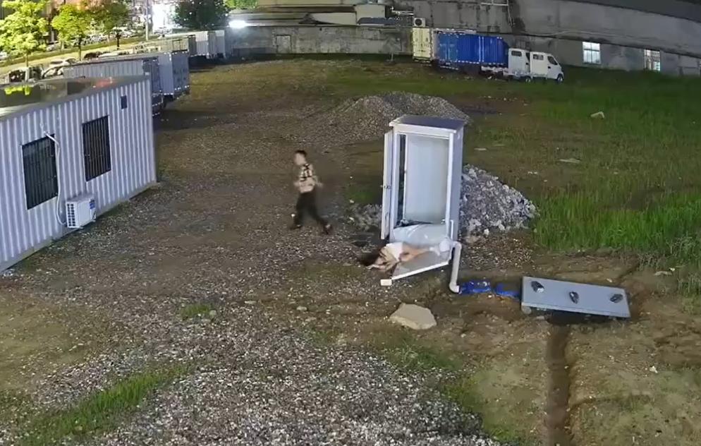 女子摔在地板，男子卻走到遠方。（圖／翻攝自推特）