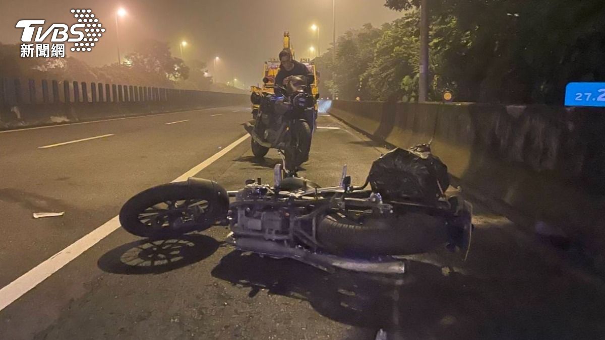 機車自撞後車上兩人噴飛重摔在地，後座林姓少女當場失去呼吸心跳。（圖／TVBS）