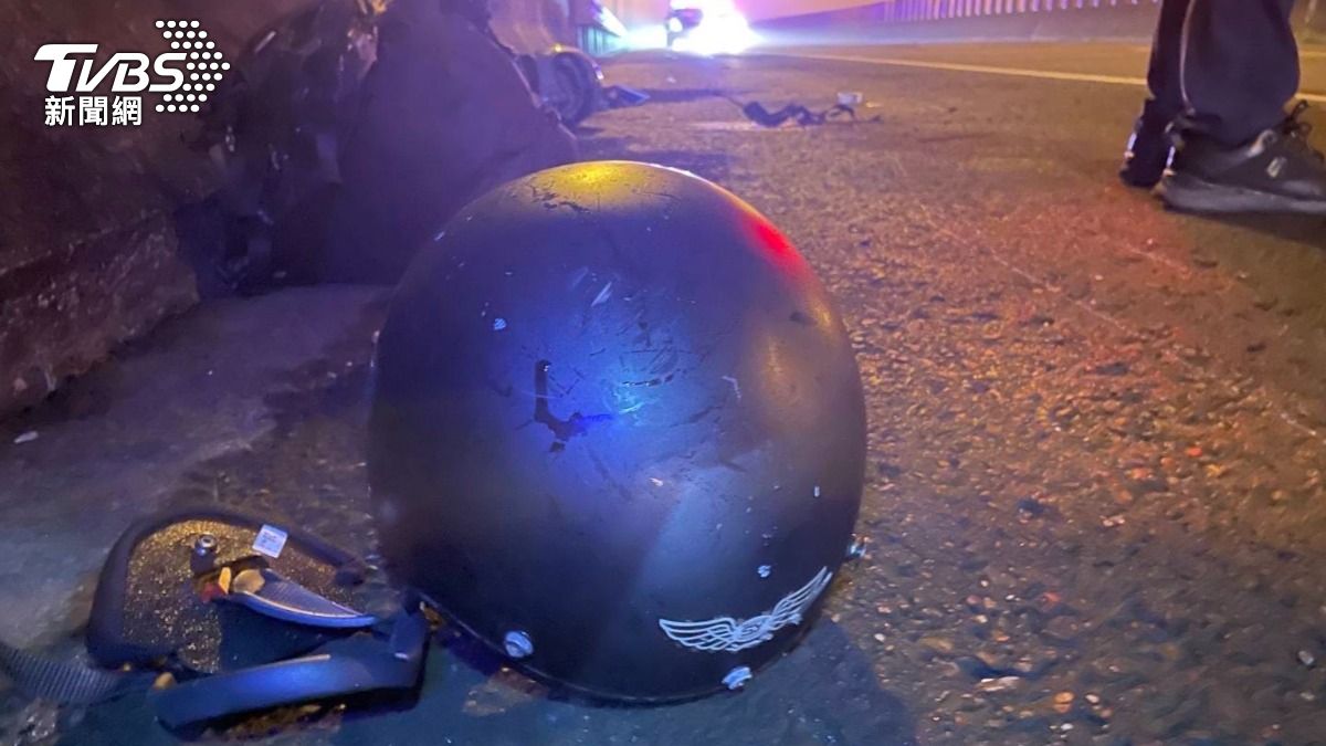 男子越級騎乘黃牌重機，自撞護欄釀１死１傷。（圖／TVBS）