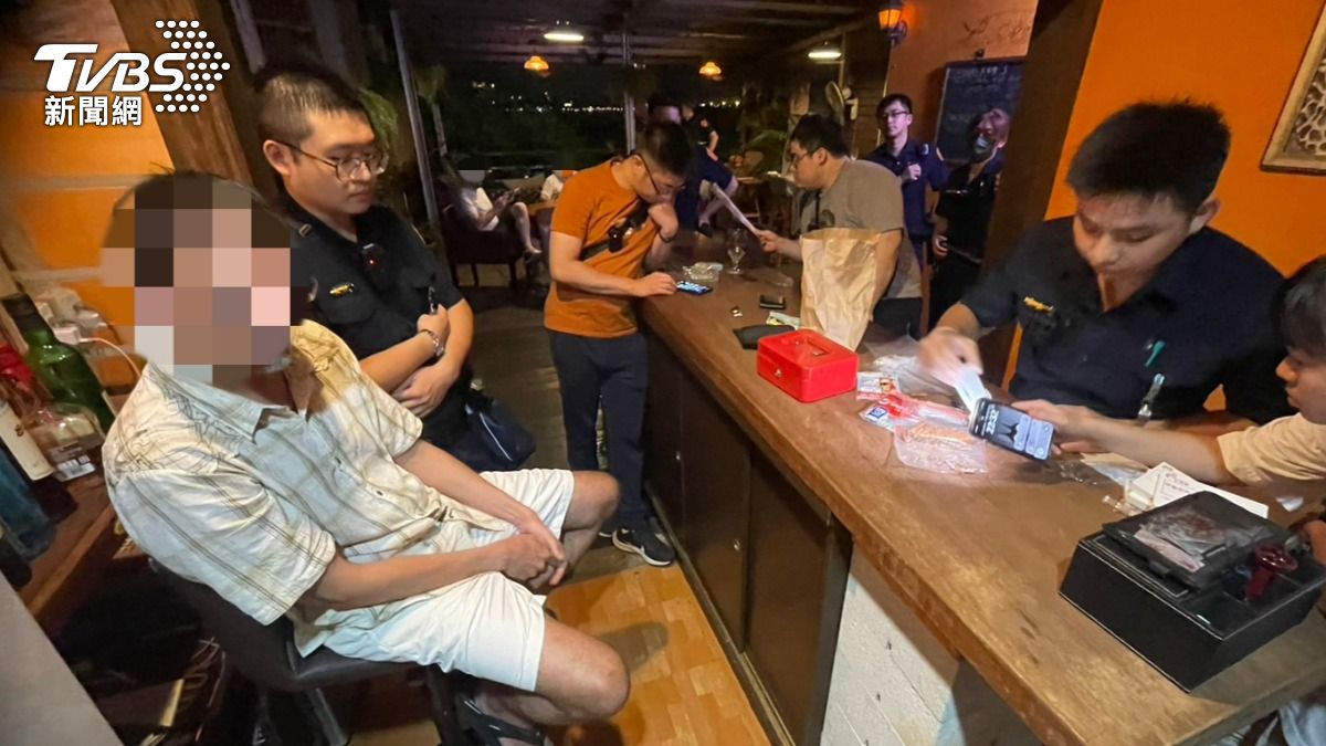 警方突襲淡水酒吧，發現德國籍酒保藏有大麻等毒品還逾期居留4年之久。（圖／TVBS）
