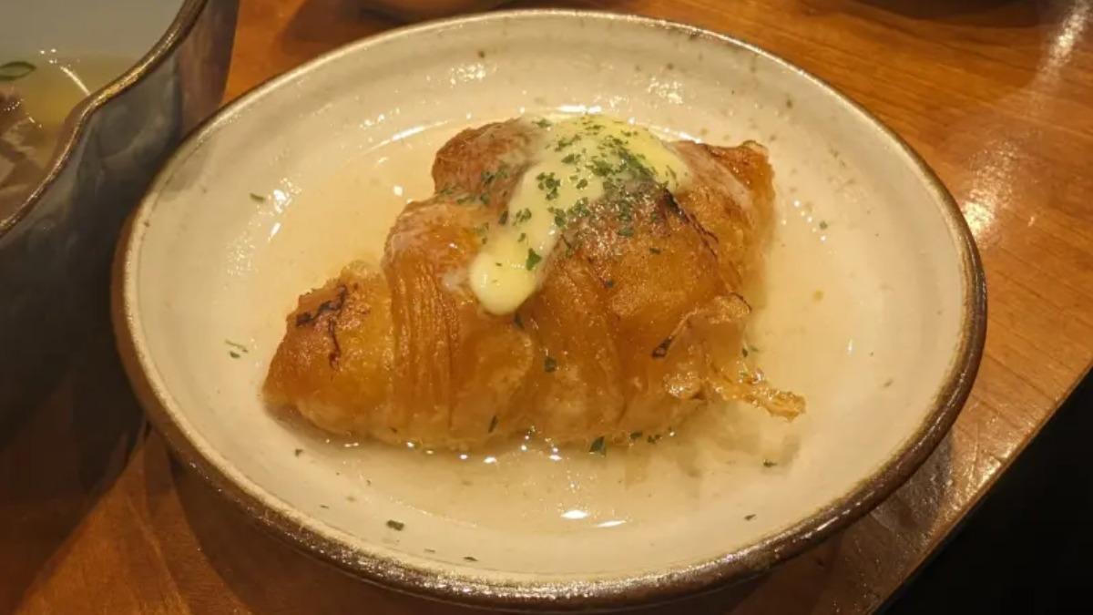 有日本網友貼出照片分享，自己將「可頌與關東煮」混搭。（圖／翻攝自X平台）