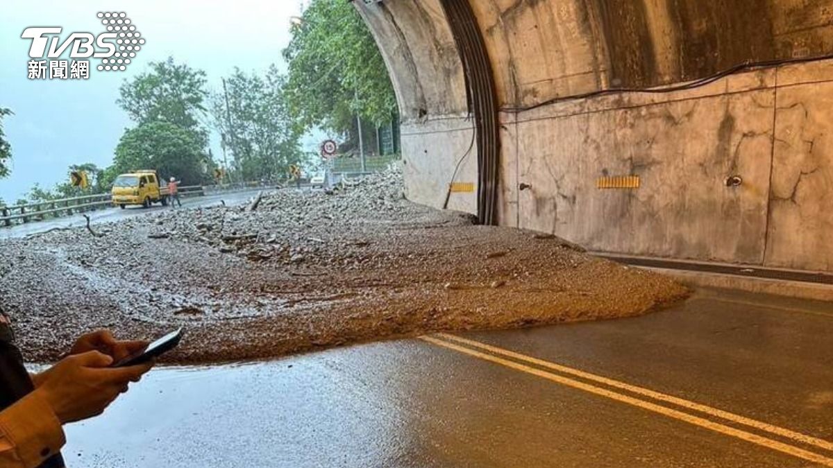 崇德隧道南口因土石泥流導致雙向交通受阻，公路局獲報已派員前往搶通。（圖／中央社）