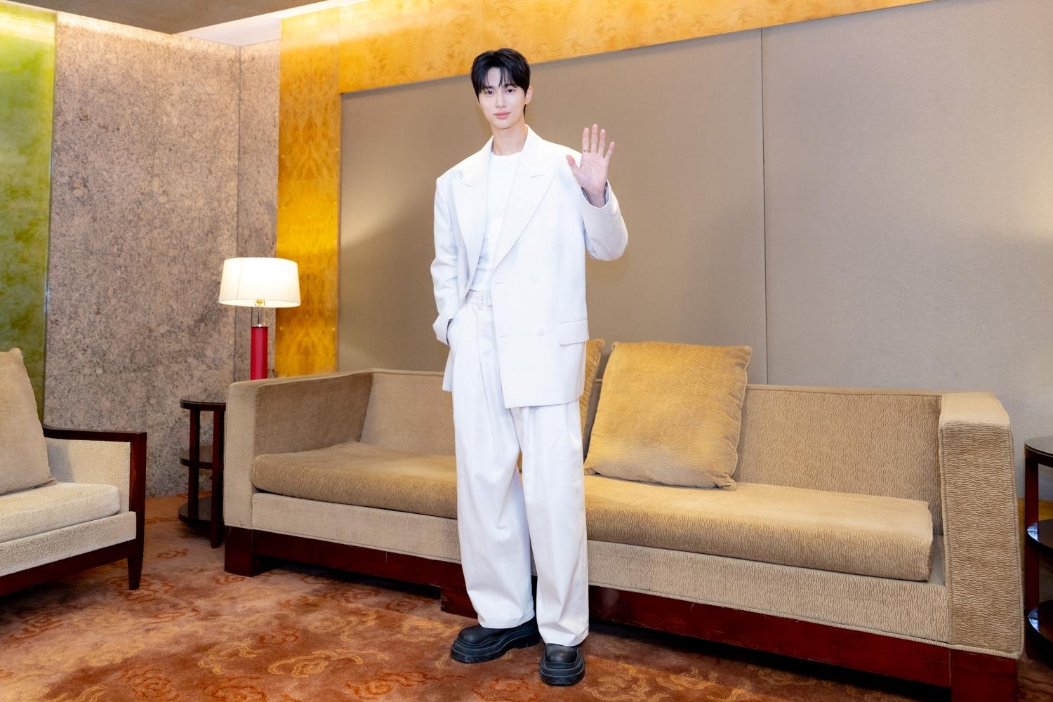 已經有189公分的邊佑錫,今天還穿著厚底鞋現身。(圖/藝凱娛樂提供)