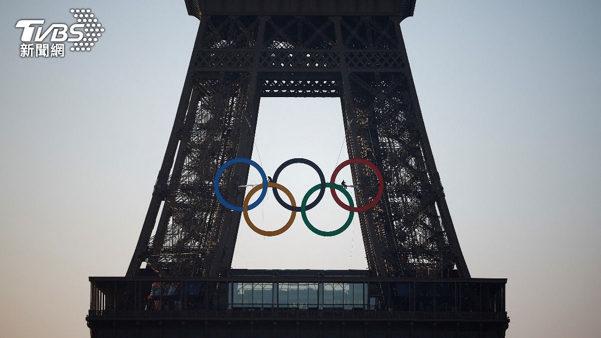 巴黎奧運倒數，艾菲爾鐵塔也放上奧運五環標誌。（圖／達志影像路透社）