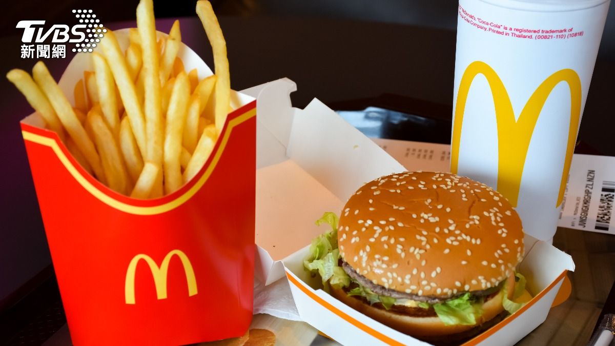 持有麥當勞的「麥金卡」，可以在麥當勞無限量免費吃到飽。（示意圖／shutterstock達志影像） 