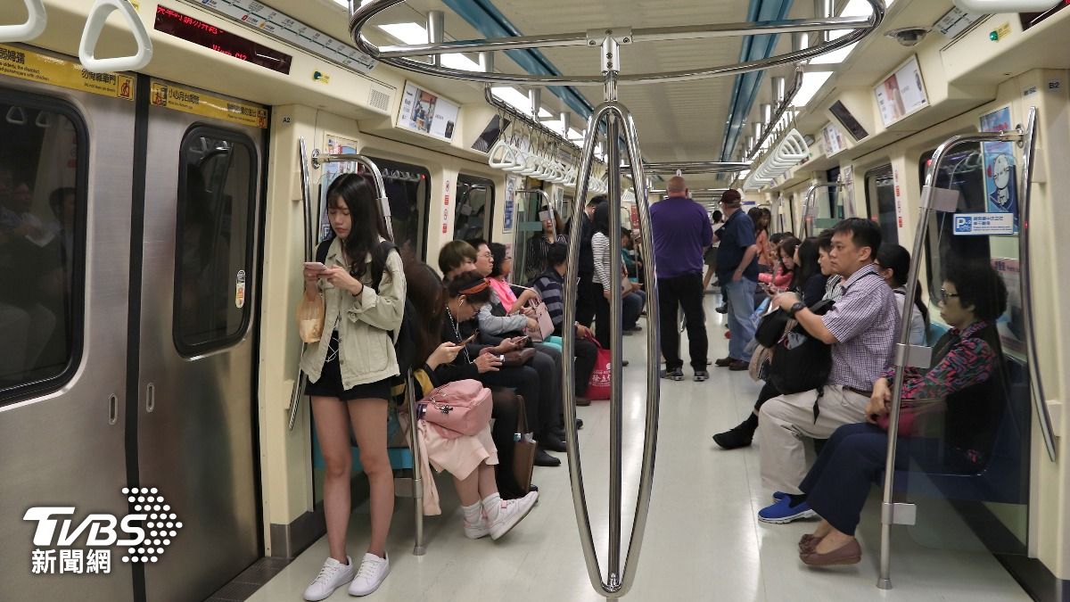 有網友透露在搭捷運時，遇到2位日本女生在車廂內大聲喧嘩。（示意圖／shutterstock達志影像）