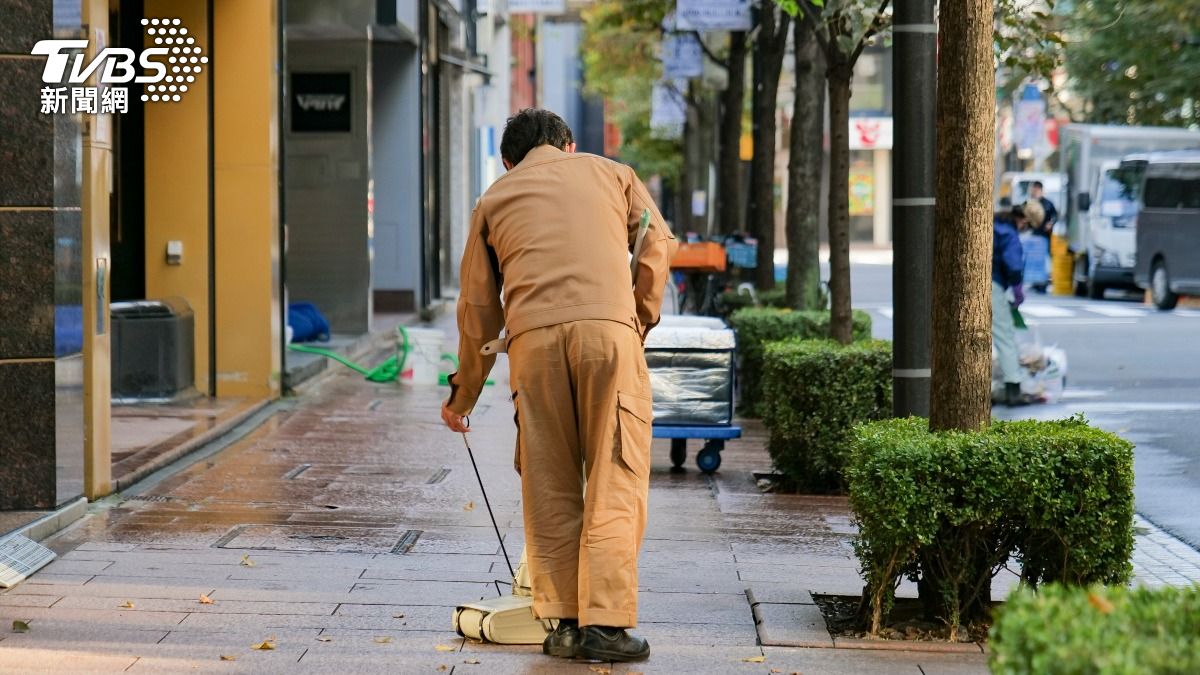 日本有名清潔人員向母親告狀，稱自己被1對情侶欺負，沒想到其母親竟找人圍毆對方。（示意圖，非當事人／達志影像shutterstock）