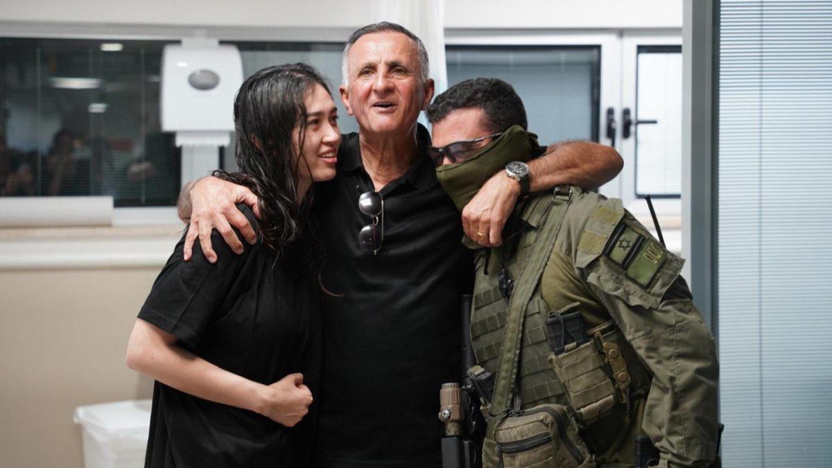 以色列軍方成功從加薩救出的人質中，包含中以混血兒阿嘉曼妮（左）。（圖／翻攝自X @Israel）