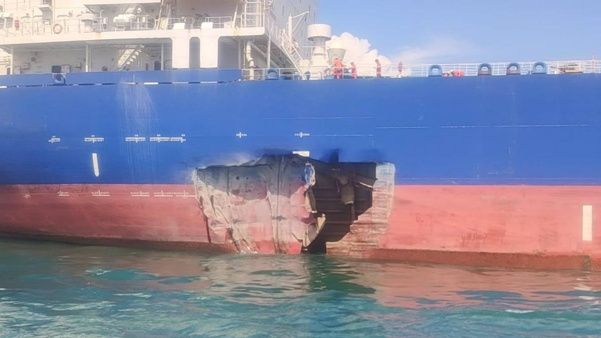 船身右舷破了一個大洞，有進水的狀況。（圖／翻攝自記者爆料網）