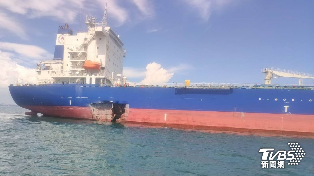 破洞的船身。（圖／翻攝自記者爆料網）